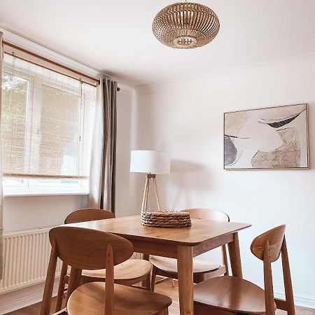 Hollybush Apartment, By Solace Stays Newport  Eksteriør billede