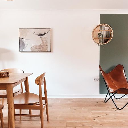 Hollybush Apartment, By Solace Stays Newport  Eksteriør billede