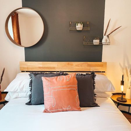 Hollybush Apartment, By Solace Stays Newport  Eksteriør billede