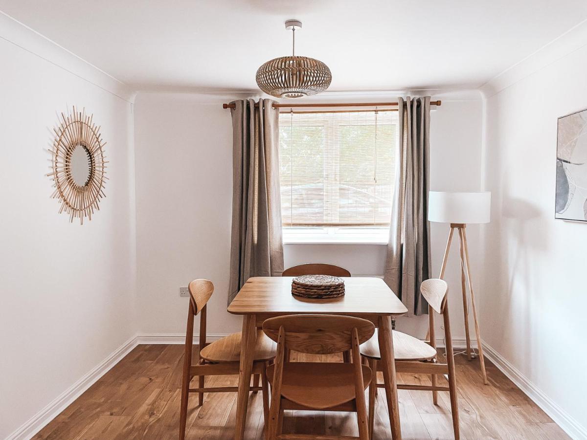 Hollybush Apartment, By Solace Stays Newport  Eksteriør billede