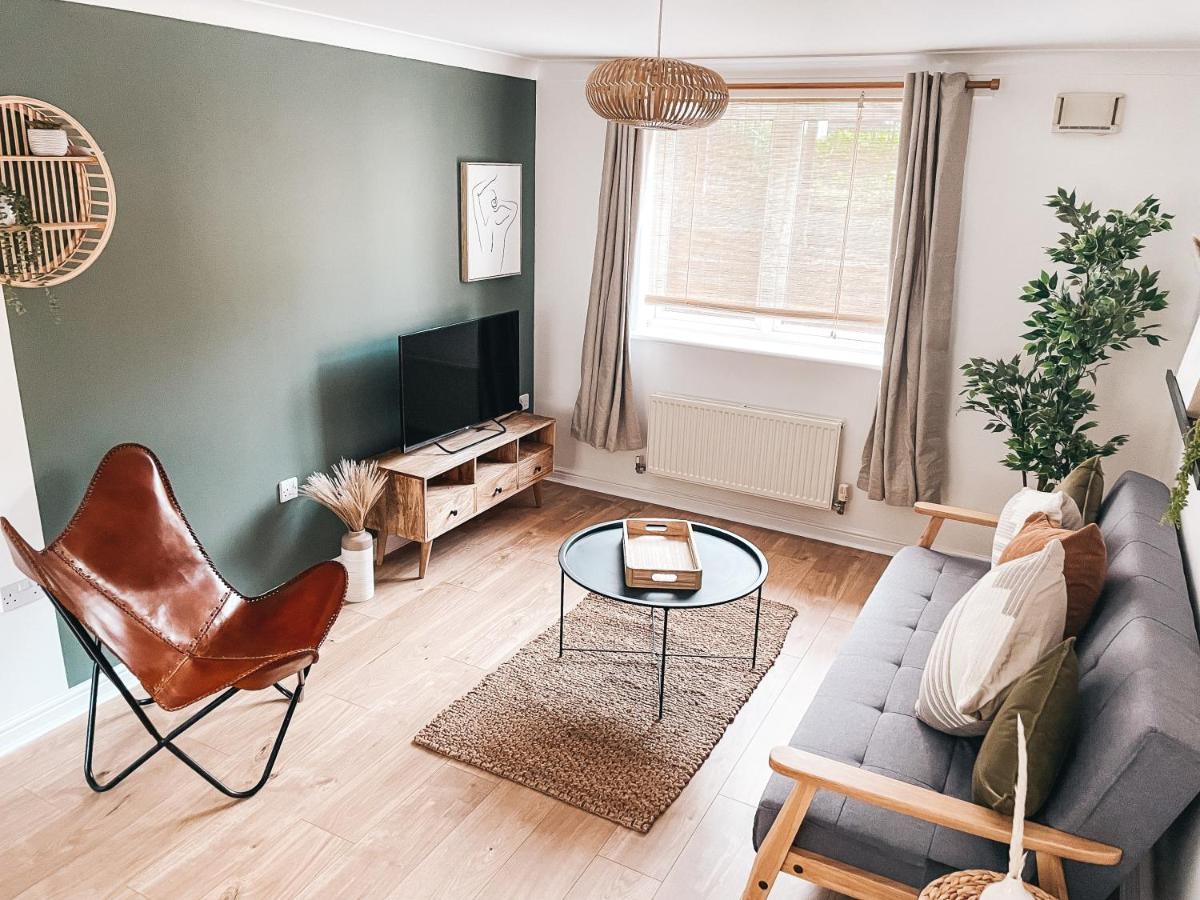 Hollybush Apartment, By Solace Stays Newport  Eksteriør billede