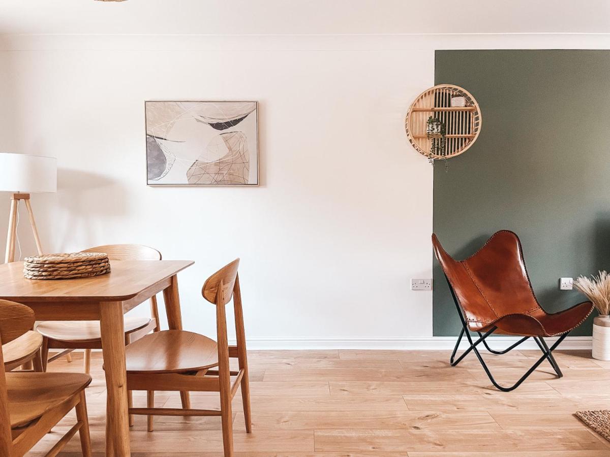 Hollybush Apartment, By Solace Stays Newport  Eksteriør billede