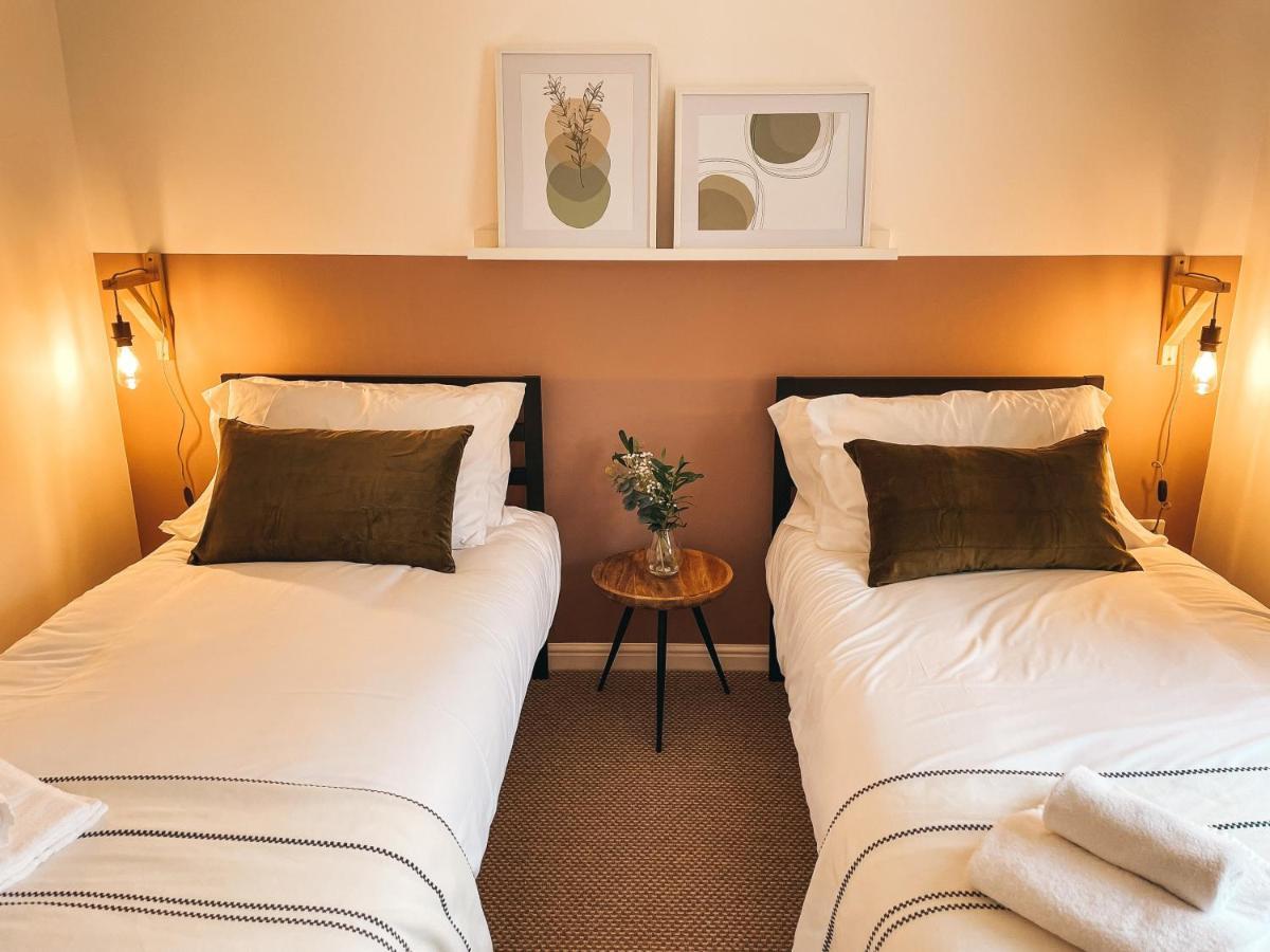 Hollybush Apartment, By Solace Stays Newport  Eksteriør billede