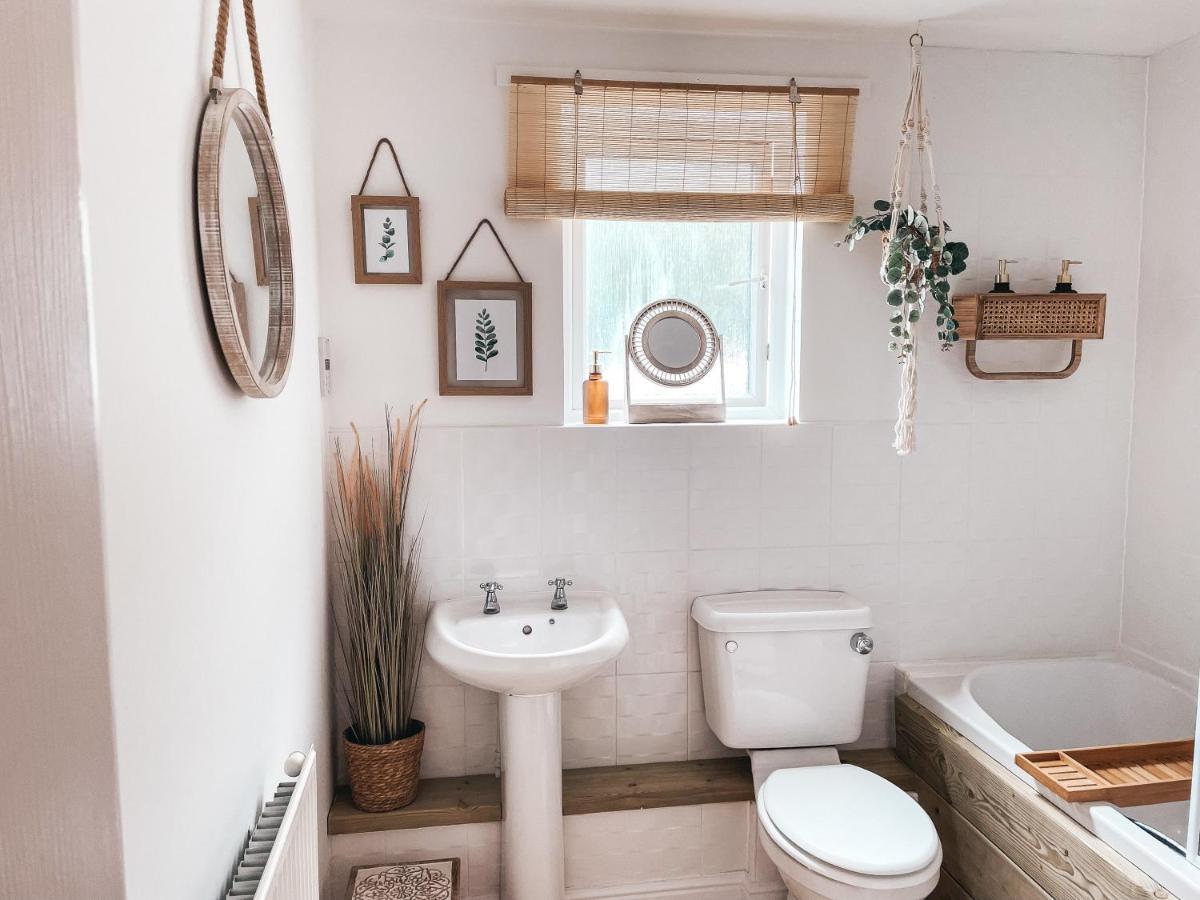 Hollybush Apartment, By Solace Stays Newport  Eksteriør billede