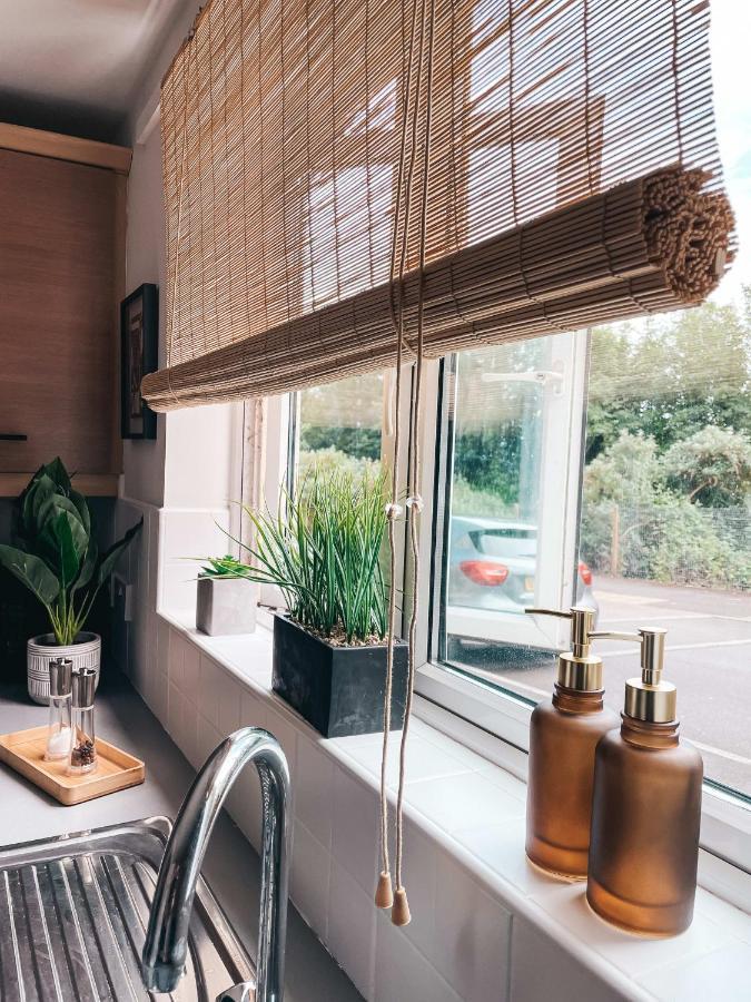 Hollybush Apartment, By Solace Stays Newport  Eksteriør billede