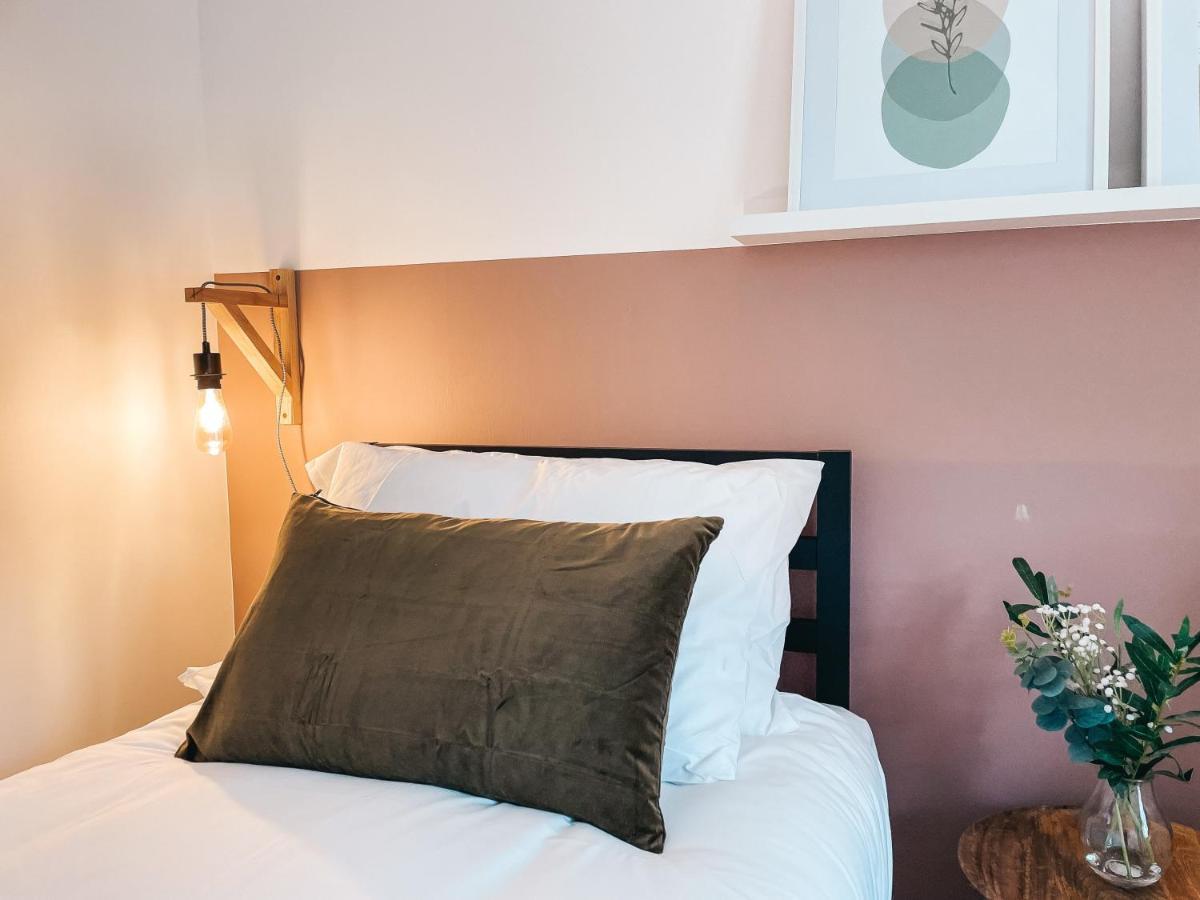 Hollybush Apartment, By Solace Stays Newport  Eksteriør billede