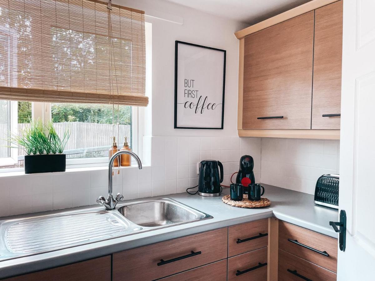 Hollybush Apartment, By Solace Stays Newport  Eksteriør billede