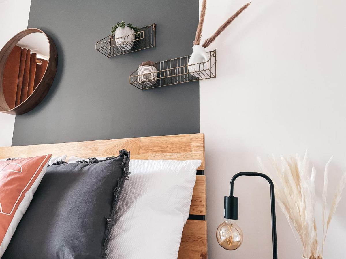 Hollybush Apartment, By Solace Stays Newport  Eksteriør billede