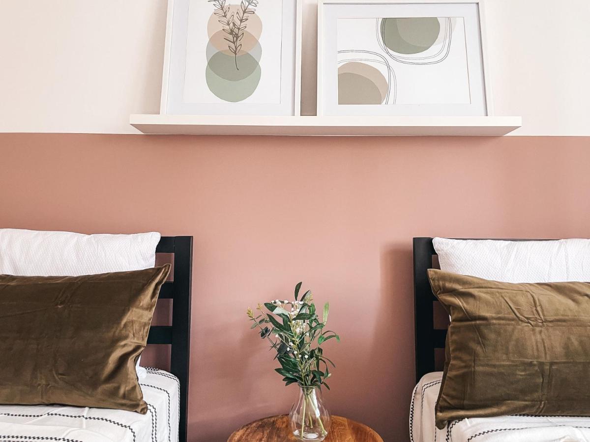 Hollybush Apartment, By Solace Stays Newport  Eksteriør billede