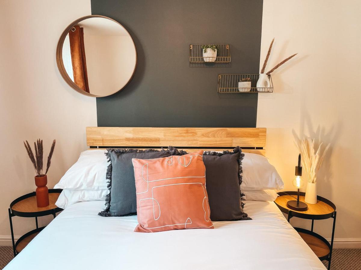 Hollybush Apartment, By Solace Stays Newport  Eksteriør billede